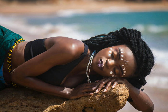 Est-il possible de se baigner à la mer avec des locks ? - My Pretty Locks