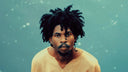 Un homme avec les locks humides