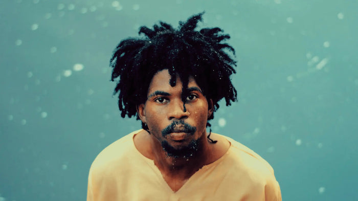 Un homme avec les locks humides