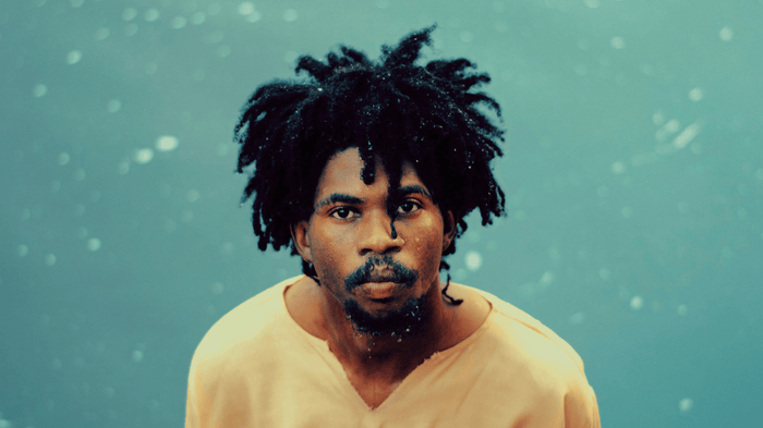 Un homme avec les locks humides